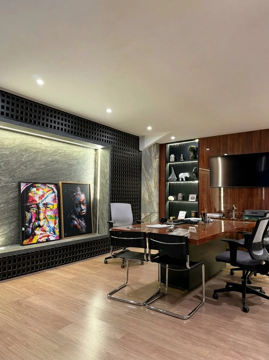 Escritório executivo com marcenaria sob medida da Ambdesign: painel em madeira nobre, estante com nichos iluminados e mesa de reunião