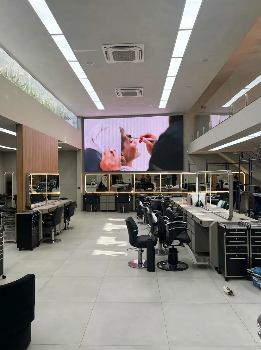 Marcenaria comercial sob medida em salão de beleza com bancadas espelhadas